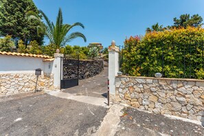 Property grounds - Apartment 'Giulia' with Sea View, Private Terrace and Private Garden (Mascali)