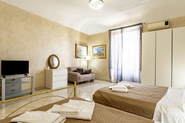 2 chambres, fer et planche à repasser, Wi-Fi, draps fournis