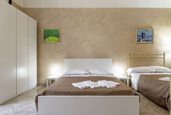 2 habitaciones, tabla de planchar con plancha, wifi y ropa de cama