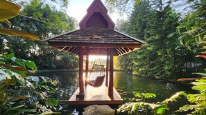 إطلالة على الشارع من المنشأة