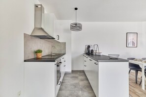 Full-sized fridge, oven, stovetop, cookware/dishes/utensils - Ela Apartments Mannheim (Mannheim)