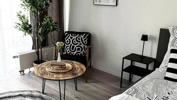 Comfort Studio | Ruang kerja komputer riba, langsir/tirai gelap terus