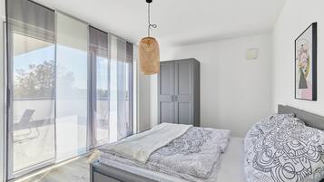 Ático Deluxe, 1 habitación | Espacio para trabajar con un portátil y cortinas opacas