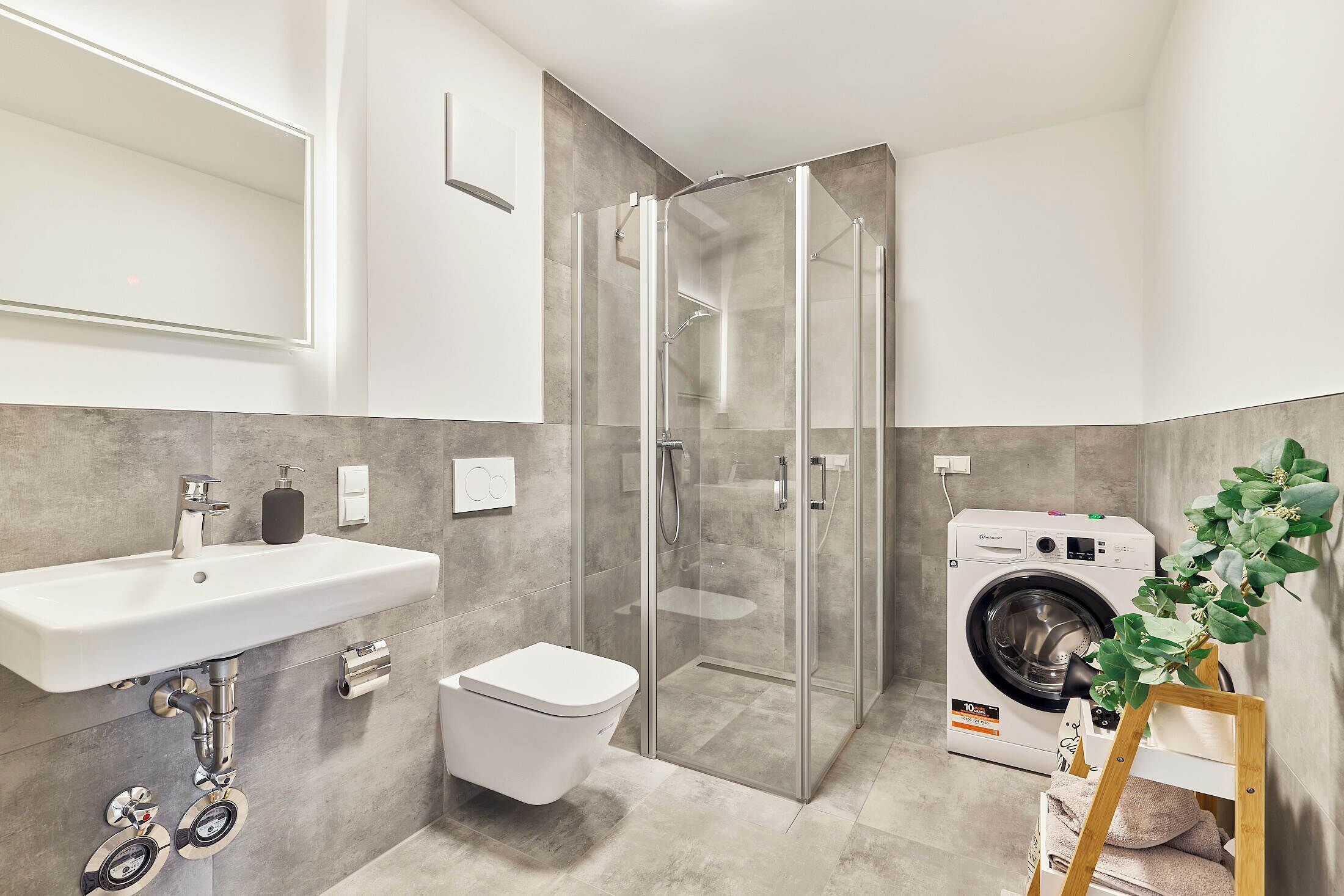 Sèche-cheveux, serviettes fournies, savon, shampoing