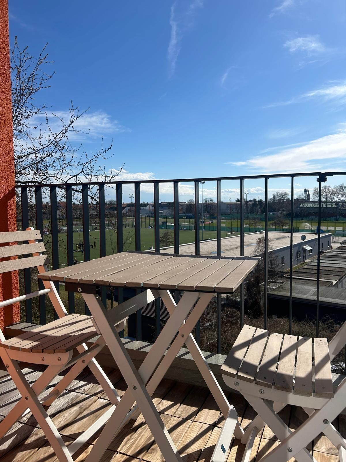 Estudio Deluxe | Espacio para trabajar con un portátil y cortinas opacas