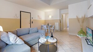Standard Apart Daire, 1 Yatak Odası (Sweet Dream loft-100m From Lake) | Oturma alanı | Kablolu TV kanalları bulunan 21 inç akıllı televizyon