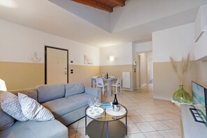 Standard-Apartment, 1 Schlafzimmer (Sweet Dream loft-100m From Lake) | Wohnbereich | 21-Zoll-Smart-TV mit Kabelempfang