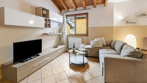 Standard Apart Daire, 1 Yatak Odası (Sweet Dream loft-100m From Lake) | Oturma odası | Kablolu TV kanalları bulunan 21 inç akıllı televizyon
