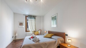 Standard Apart Daire, 1 Yatak Odası (Sweet Dream loft-100m From Lake) | 1 yatak odası, ücretsiz kablosuz İnternet, çarşaf takımı