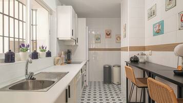 Frigorífico, microondas, horno y placa de cocina