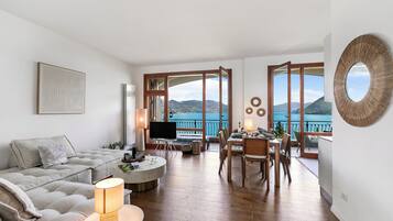 Family Apartment, Multiple Bedrooms, Mountainside (Elegant Panorama Lake View With Pool) | Living area | 32-inch flat-screen TV with cable channels