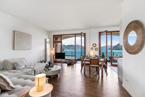 Apartamento família, vários quartos, ao lado da montanha (Elegant Panorama Lake View With Pool) | Área de estar | TV de tela plana 32 polegadas com canais a cabo