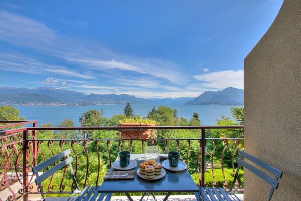 Honeymoon Apartment, Multiple Bedrooms, Mountainside (Mon Reve Lake View Pool, Stresa) | Pemandangan tasik