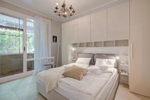 Honeymoon Apartment, Multiple Bedrooms, Mountainside (Mon Reve Lake View Pool, Stresa)