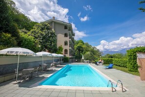 Honeymoon appartement, meerdere slaapkamers, uitzicht op gebergte (Mon Reve Lake View Pool, Stresa) | Zwembad | Een seizoensgebonden buitenzwembad