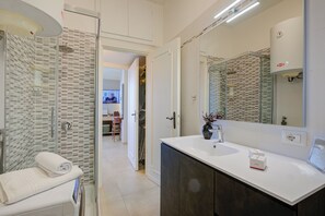 Honeymoon Apartment, Multiple Bedrooms, Mountainside (Mon Reve Lake View Pool, Stresa) | Bathroom