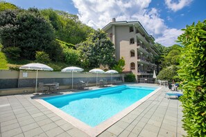 Lejlighed til brudepar - flere soveværelser - ved bjerg (Mon Reve Lake View Pool, Stresa) | Pool | Sæsonbestemt udendørs pool