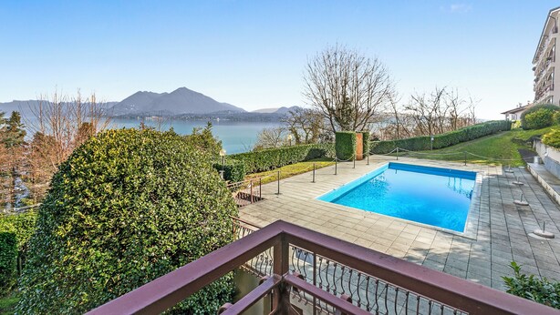 A swimming pool with a view of mountains and a body of water. - Mon Reve Lake View Pool, Stresa (Stresa)