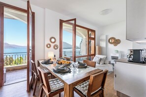 Familienapartment, Mehrere Schlafzimmer, Bergseite (Elegant Panorama Lake View With Pool) | Speisen