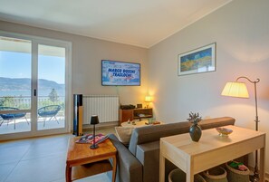 Honeymoon Apartment, Multiple Bedrooms, Mountainside (Mon Reve Lake View Pool, Stresa) | Living room