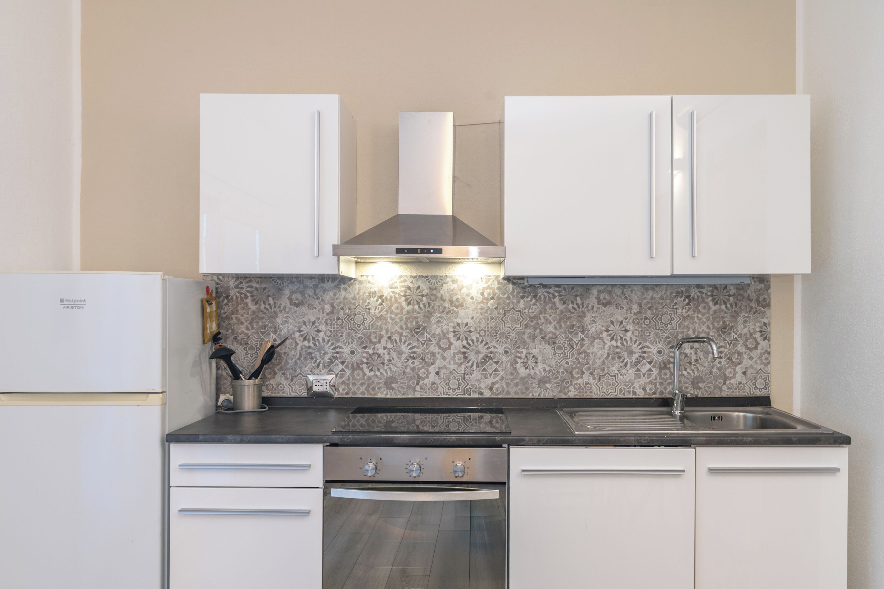 Frigorifero, forno, piano cottura, lavastoviglie