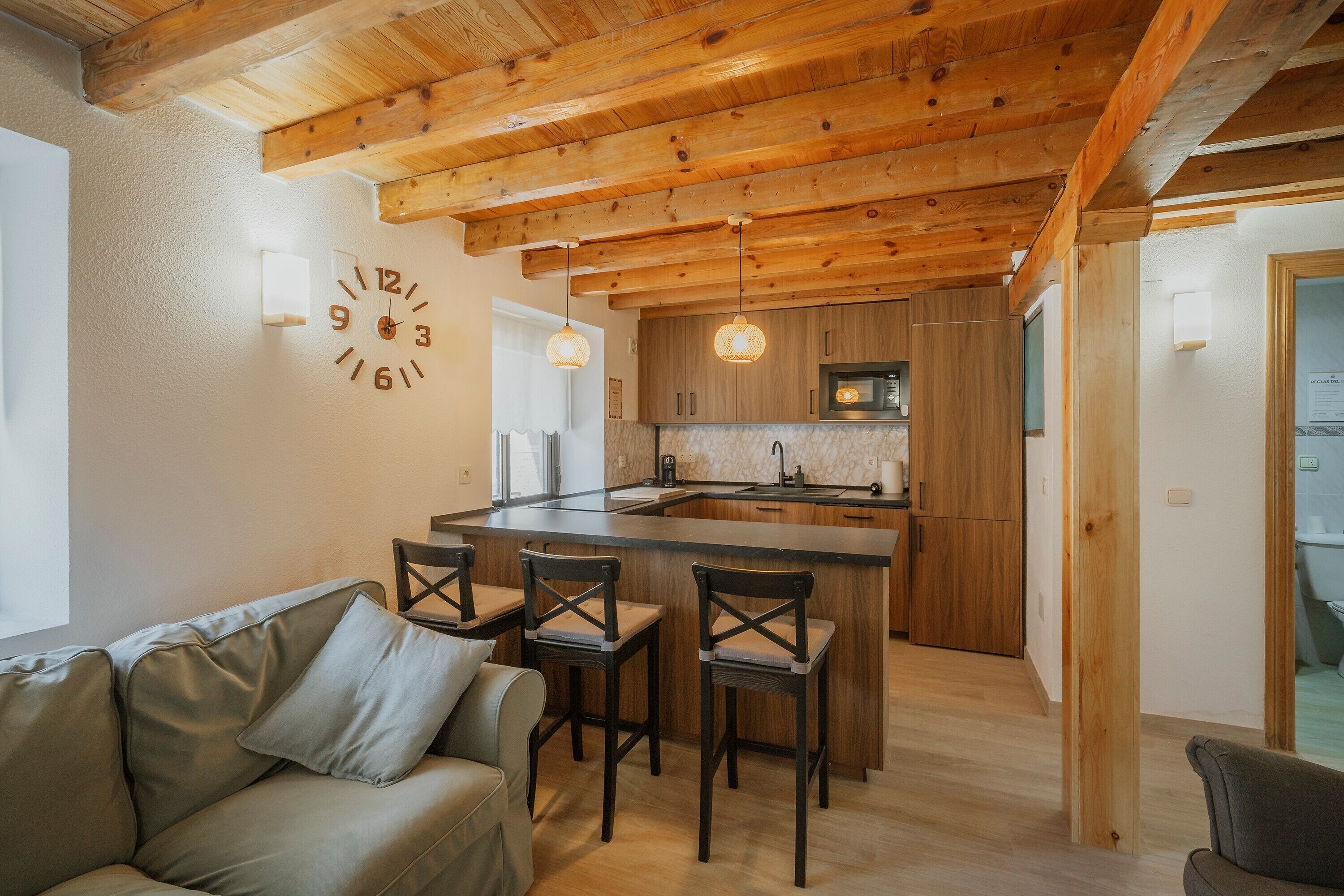 Een televisie en een open haard