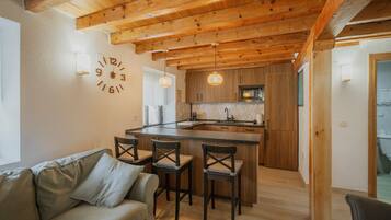 Een televisie en een open haard