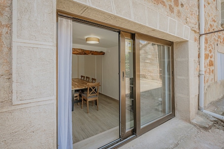 Outdoor dining. Holiday Home 'La Cabaña De Cascajares' with Mountain View, Balcony and Wi-Fi