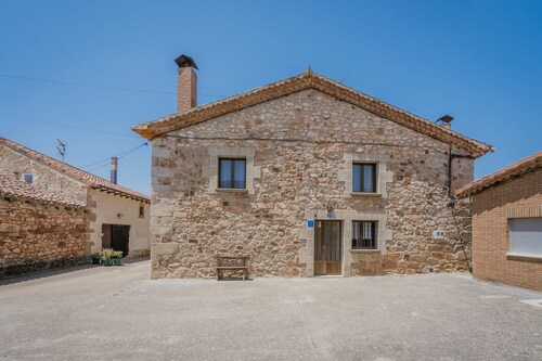 Holiday Home 'La Cabaña De Cascajares' with Mountain View, Balcony and Wi-Fi