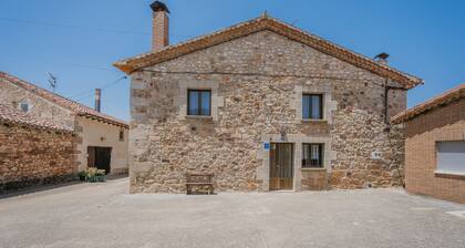 Holiday Home 'La Cabaña De Cascajares' with Mountain View, Balcony and Wi-Fi