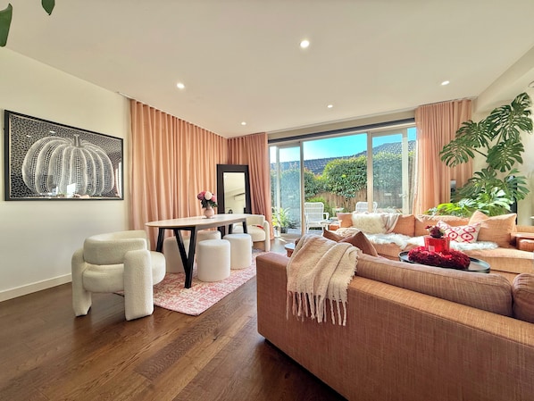 Téléviseur connecté, foyer, livres, imprimante