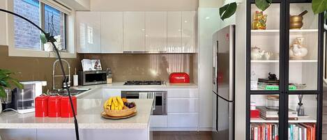 Kühlschrank, Mikrowelle, Ofen, Herdplatte