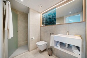 Shower, towels - Villa 'Cal Noia 1 and 3' with Mountain Views, Wi-Fi and Air Conditioning (Castellvi de la Marca)