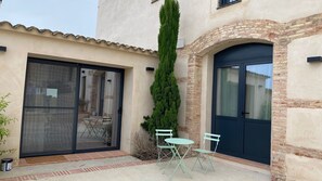 Outdoor dining - Villa 'Cal Noia 1 and 3' with Mountain Views, Wi-Fi and Air Conditioning (Castellvi de la Marca)