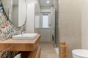 Douche, sèche-cheveux, bidet, serviettes fournies