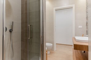 Douche, sèche-cheveux, bidet, serviettes fournies