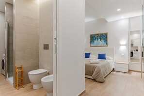 Chuveiro, secador de cabelo, bidê, toalhas de banho