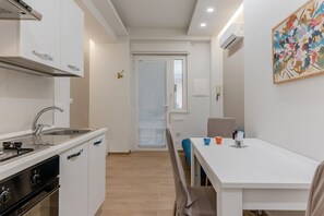 Fridge, oven, stovetop, coffee/tea maker