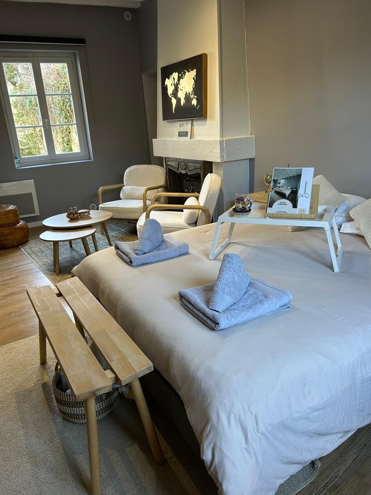 1 chambre, bureau, fer et planche à repasser, lit parapluie