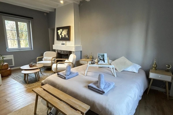 1 bedroom, desk, iron/ironing board, travel cot