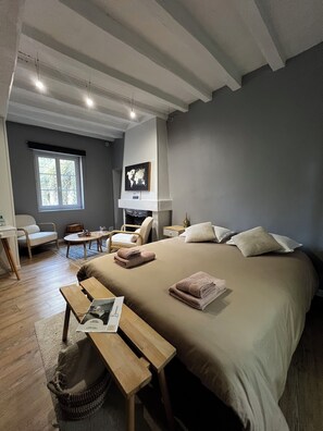 1 غرفة نوم ومكتب ومكواة/لوح كي وسرير سفر