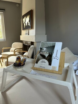 1 chambre, bureau, fer et planche à repasser, lit de bébé portatif