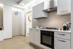 فرن، موقد طهي مسطح، ماكينة لصنع القهوة/الشاي، مُحضّرة مكعبات الثلج