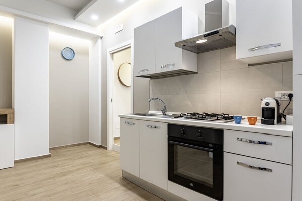 Oven, stovetop, coffee/tea maker, ice maker