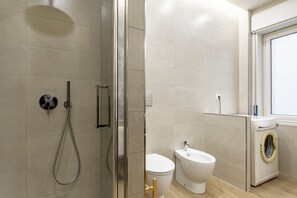 Dusche, Haartrockner, Bidet, Handtücher