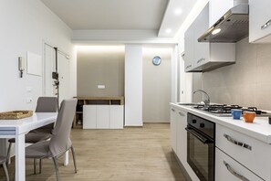 Four, plaque de cuisson, cafetière/bouilloire, distributeur de glaçons