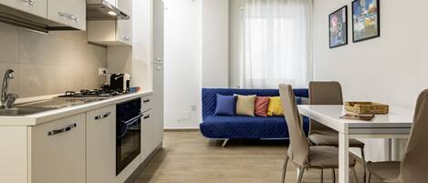 Ovn, kokeplater, kaffetrakter/tekoker og ismaskin