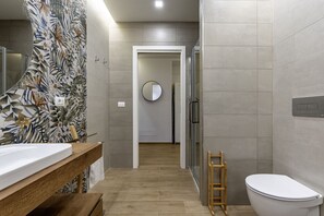 Douche, sèche-cheveux, bidet, serviettes fournies