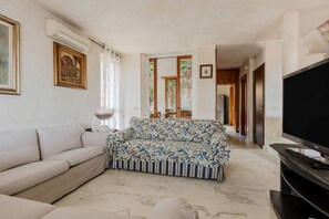 Flat-screen TV - GuestHost - Villa Tina! (Viareggio)