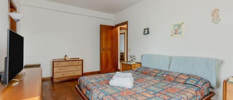 3 makuuhuonetta, silitysrauta/-lauta